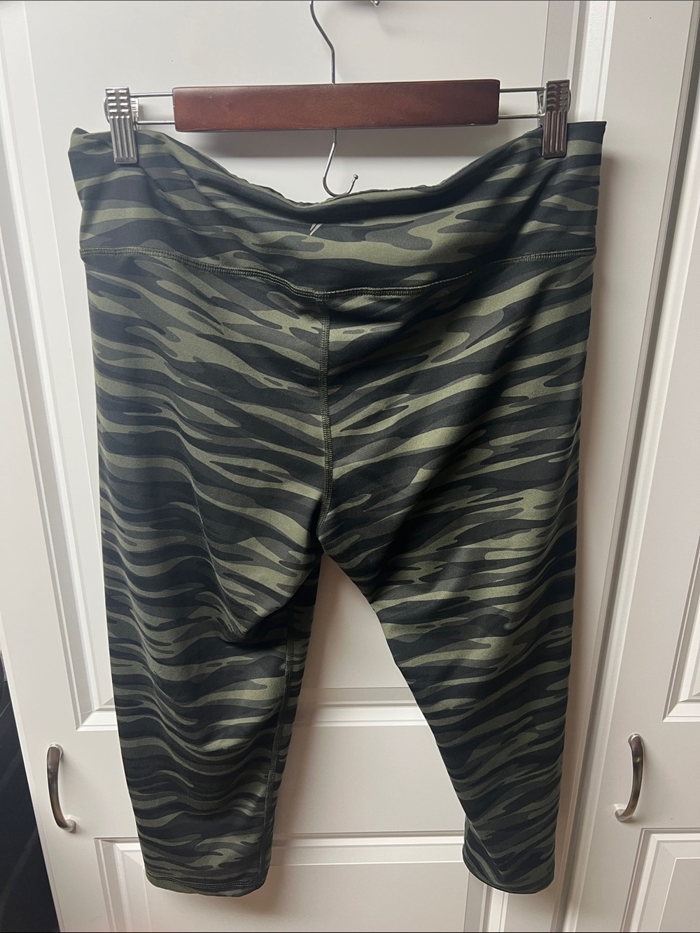 Old Navy Womens Olive Camo Capri Leggings, XL - Picture 4 of 4